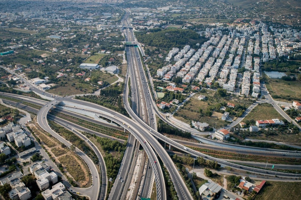 Αττική Οδός: Τροχαίο με τρία οχήματα – Μποτιλιάρισμα στο ρεύμα προς αεροδρόμιο