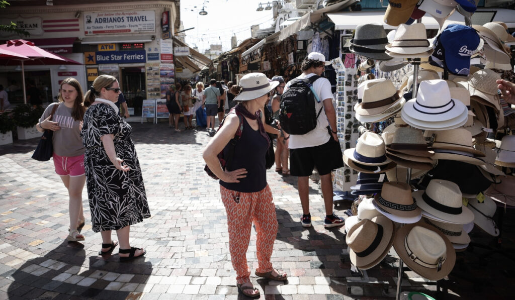 Σάκης Αρναούτογλου για καύσωνα: Πέφτει η θερμοκρασία στους 35, αλλά ο λίβας «ανάβει» φωτιές