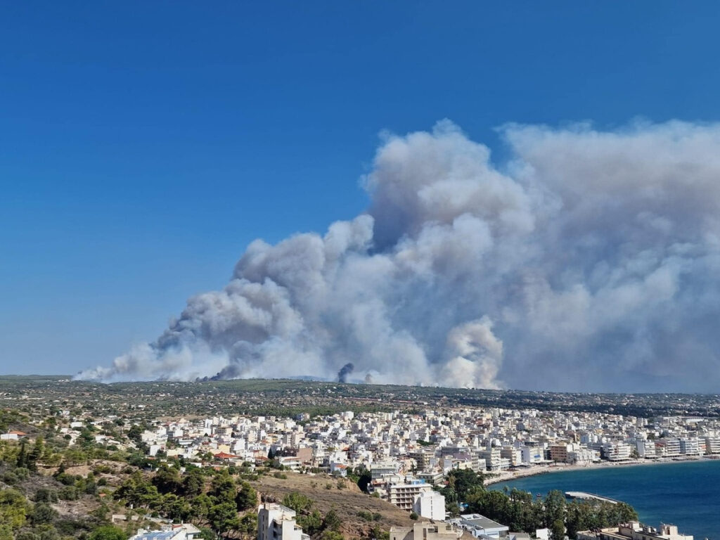 Εκτός ελέγχου η φωτιά στο Λουτράκι – Εκκενώθηκαν περιοχές και κατασκήνωση (Βίντεο)