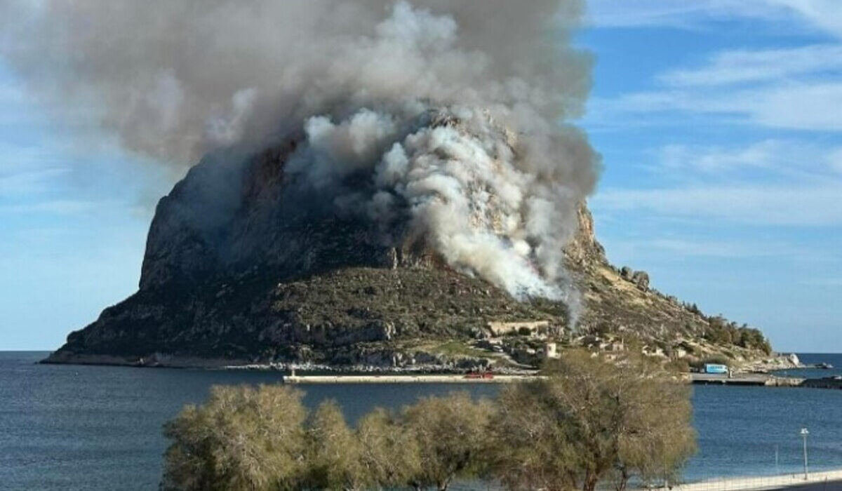 Φωτιά στη Μονεμβασιά – Επιχειρούν δύο ελικόπτερα (Εικόνες, Βίντεο)