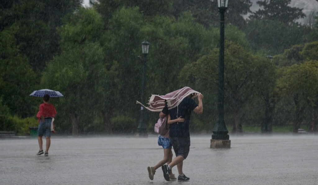 Καιρός meteo: Άνοδος της θερμοκρασίας με βροχές στην Αθήνα το Σάββατο