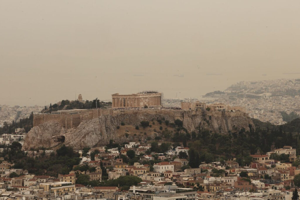 Ο αεροχείμαρρος έφερε τα πρώτα 35άρια στην Κρήτη: «Τύλιξε» την Αθήνα η σκόνη – Έρχονται πιο ζεστές μέρες