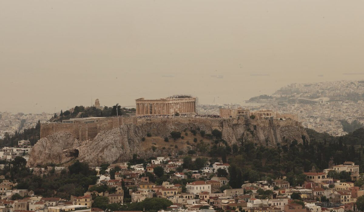 Ο αεροχείμαρρος έφερε τα πρώτα 35άρια στην Κρήτη: «Τύλιξε» την Αθήνα η σκόνη – Έρχονται πιο ζεστές μέρες