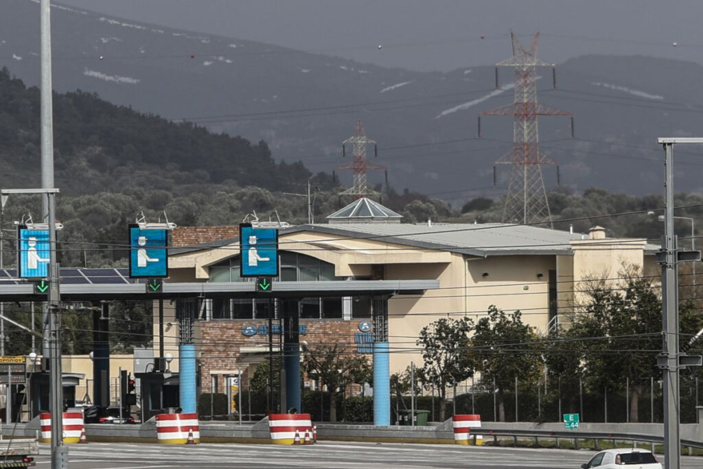 Διακοπή κυκλοφορίας στη Λ. Μαρκοπούλου λόγω τροχαίου – Πώς μπαίνετε στην Αττική οδό