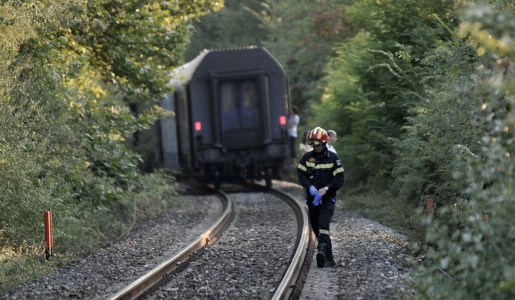 Σύγκρουση αμαξοστοιχίας με ΙΧ στον Βόλο – Δεν υπάρχουν τραυματισμοί