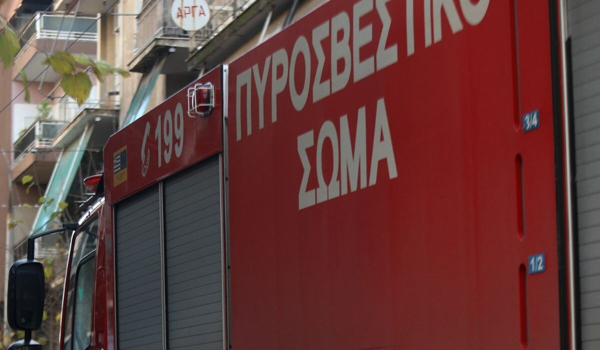 Φωτιά τώρα σε ΕΠΑΛ στο Αιγάλεω – Απομακρύνθηκαν οι μαθητές