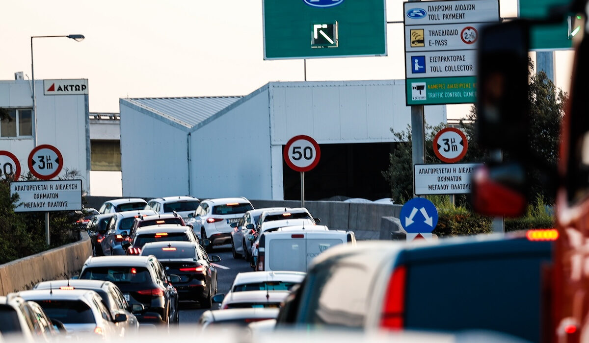 Σύγκρουση οχημάτων στην Αττική Οδό – Μεγάλες καθυστερήσεις στο ρεύμα προς Ελευσίνα