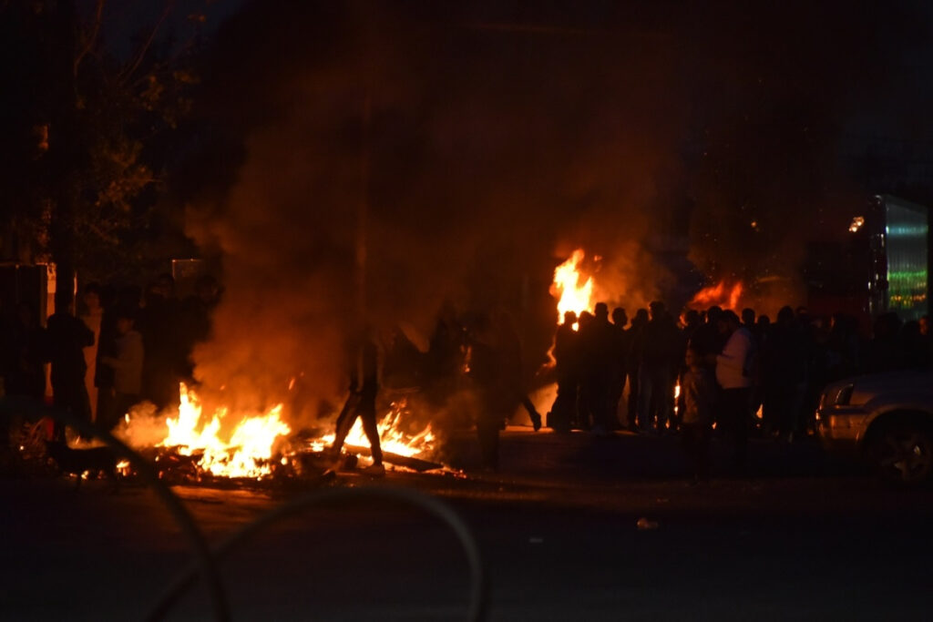 Πυροβολισμοί, φωτιές και οδοφράγματα στη δυτική Θεσσαλονίκη (βίντεο)