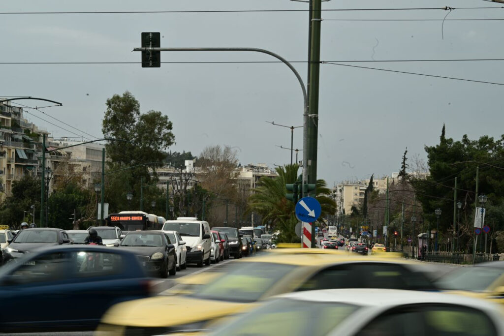 Κίνηση στους δρόμους τώρα: Πλημμύρισε η Παραλιακή Ποσειδώνος – «Σημειωτόν» στον Κηφισό (Χάρτης)