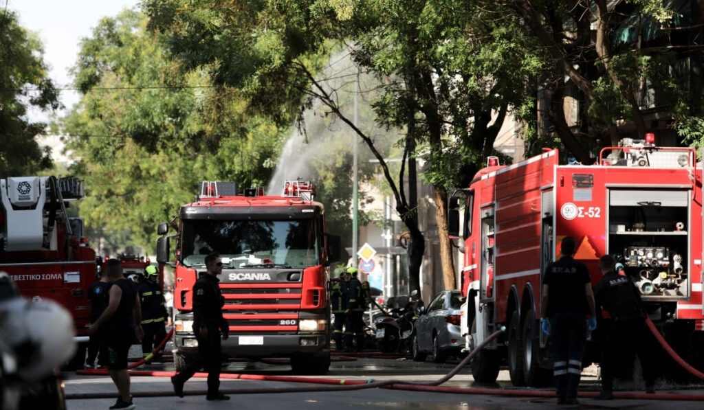 Μεγάλη φωτιά τώρα σε φυσικοθεραπευτήριο του Πειραιά