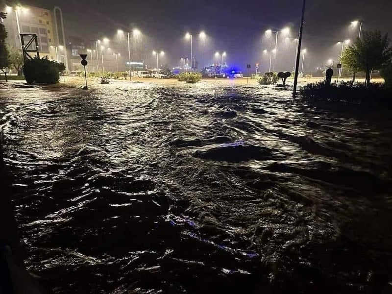 Χαοτική η κατάσταση στον Βόλο: Απεγκλωβισμοί και πλημμυρισμένα σπίτια – «Έσπασε» ο Κραυσίδωνας (Βίντεο)