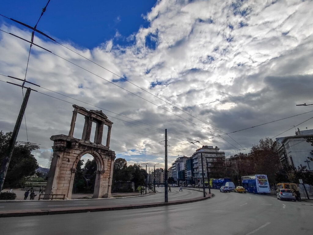 Ο «τρελός» καιρός της 25ης Μαρτίου: Επιστροφή με καταιγίδες, μποφόρ και 20άρια – Live