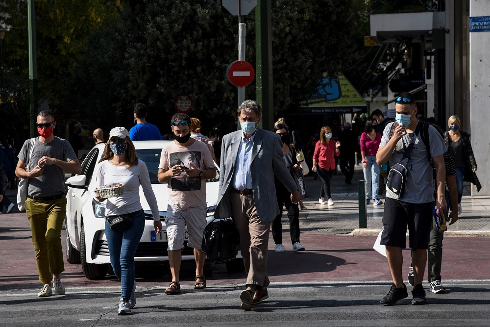 Προς ήπια νέα μέτρα και απαγόρευση κυκλοφορίας από τις 6 Σάββατο και Κυριακή