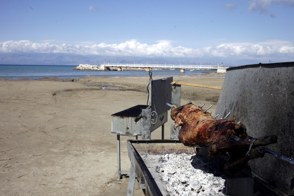 Τι ισχύει με το σούβλισμα αρνιού το Πάσχα σε αυλές, πυλωτές και ταράτσες