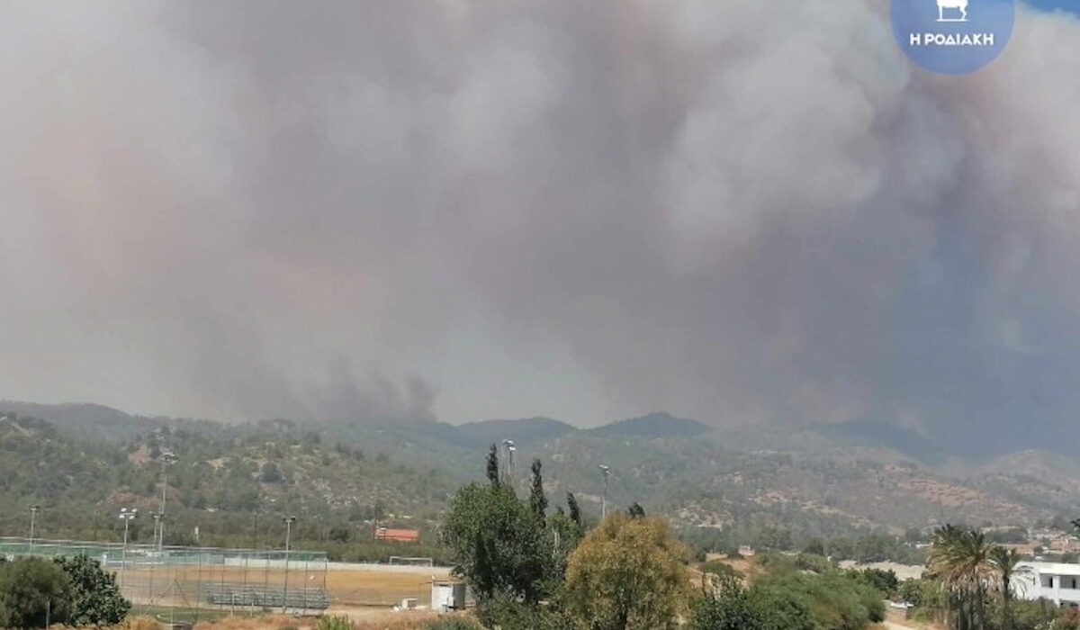 Φωτιά στη Ρόδο: Εκκενώνονται τα χωριά Λάρδος και Πυλώνας