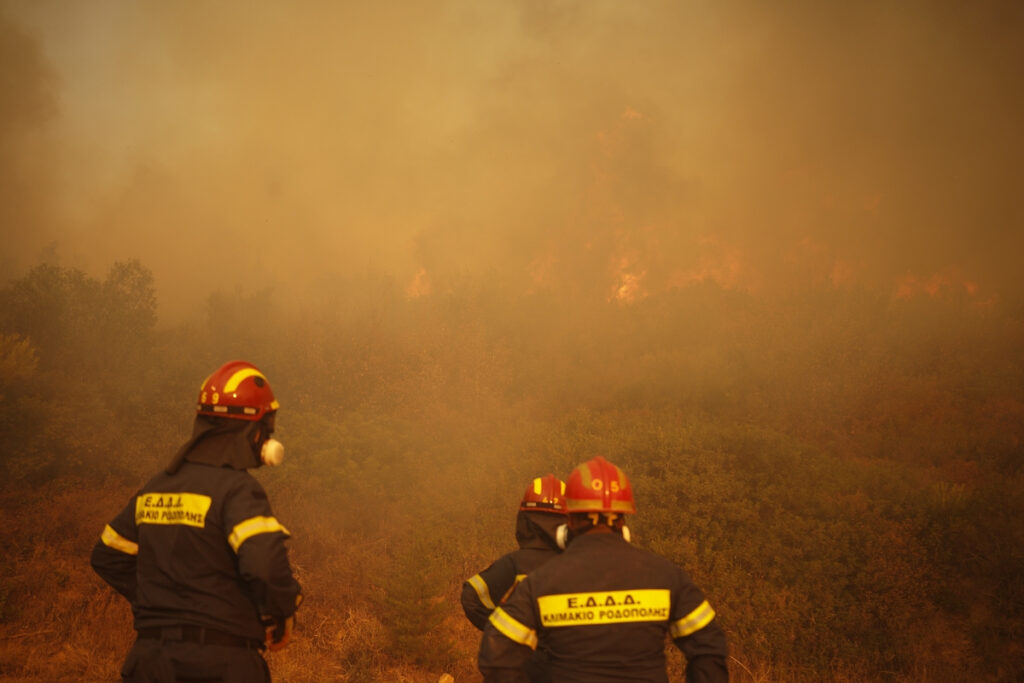 Γιατί ξέφυγε η φωτιά του Βαρνάβα: Οι ευθύνες στην πρόληψη και τις ελλείψεις στις δασικές υπηρεσίες