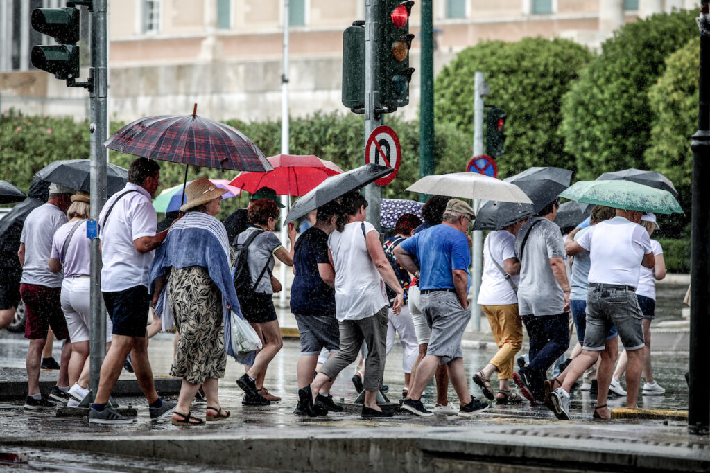 Κακοκαιρία: Έκτακτο δελτίο από την ΕΜΥ – Πόσο θα κρατήσει, πού θα «χτυπήσουν» βροχές και καταιγίδες