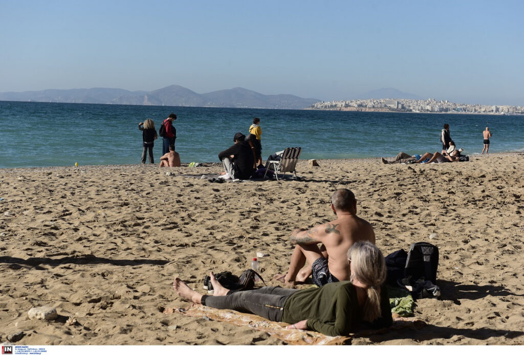 Χριστούγεννα στη… θάλασσα έκαναν οι Αθηναίοι – Δείτε φωτογραφίες