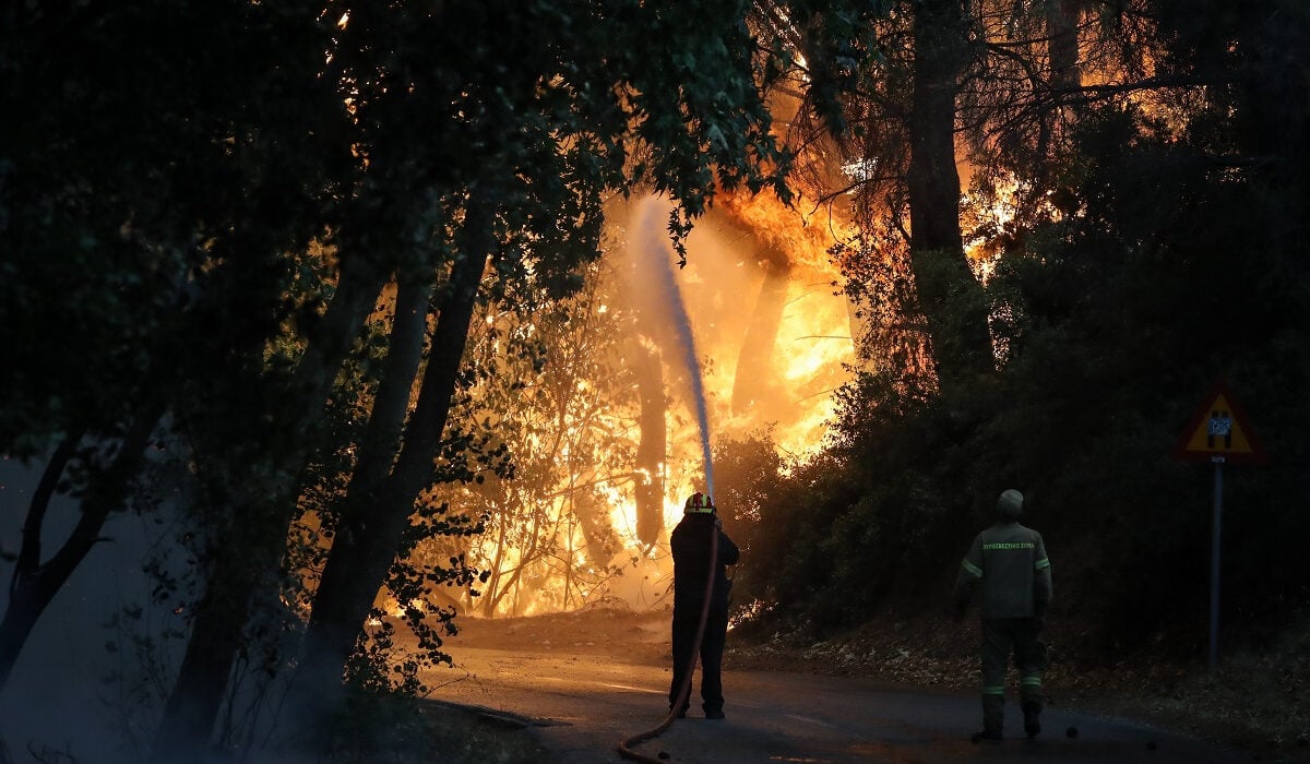 Φωτιά στην Αττική – Τραγική εξέλιξη: Πέθανε εθελοντής πυροσβέστης