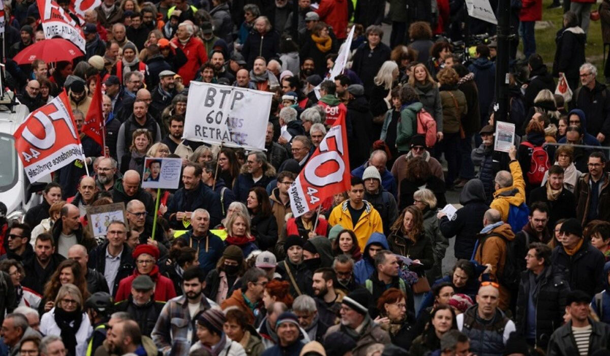 Κοινωνική ένταση στη Γαλλία: Μεγάλες διαδηλώσεις και συγκρούσεις για το ασφαλιστικό