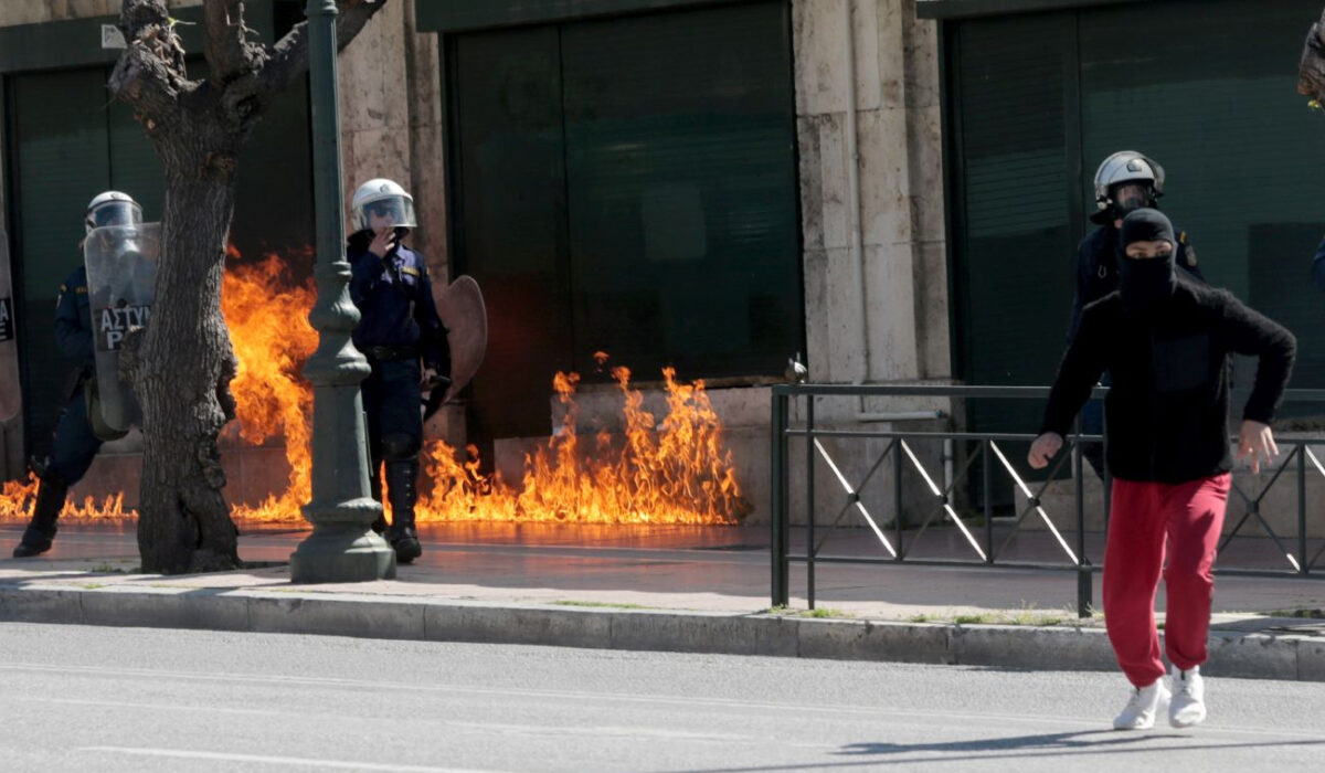 Μολότοφ στο μαθητικό συλλαλητήριο της Αθήνας