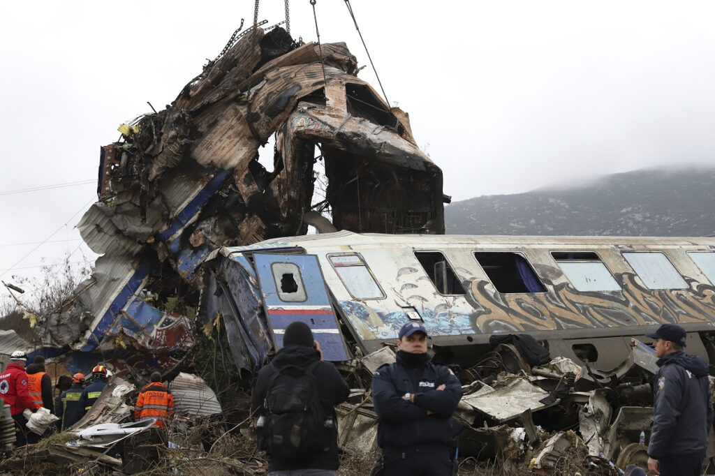 Κραυγή απόγνωσης προς τη Δικαιοσύνη από τους γονείς των θυμάτων στα Τέμπη