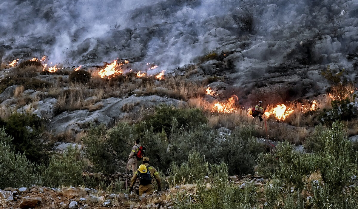 Πυροσβεστική: Σε εξελιξη οι πυρκαγιές σε Μεσοχώρια Εύβοιας και Αρχαία Κορινθία