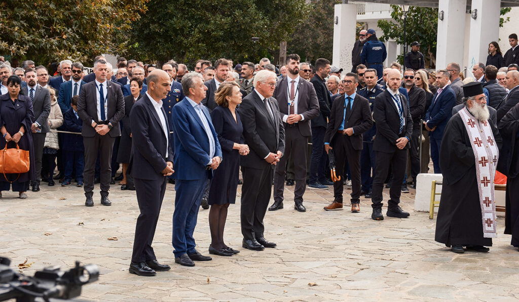 Στη μαρτυρική Κάνδανο ο Σταϊνμάιερ: Ζητώ συγχώρεση στο όνομα της Γερμανίας για τα βαριά εγκλήματα