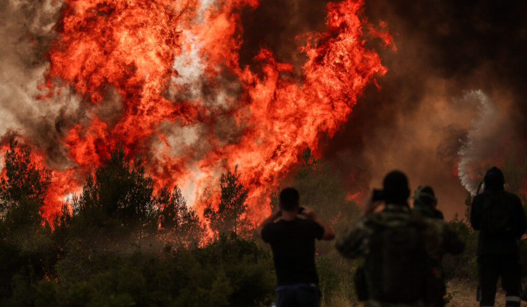 Φόβοι για γενικό μπλακ άουτ από τη φωτιά στη Δροσοπηγή – Τι λέει ο ΑΔΜΗΕ