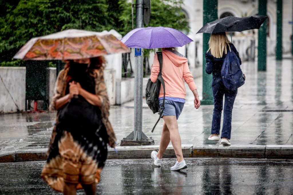 Kακοκαιρία φέρνει απότομο διάλειμμα στο καλοκαίρι – Πού και πότε χτυπούν οι καταιγίδες