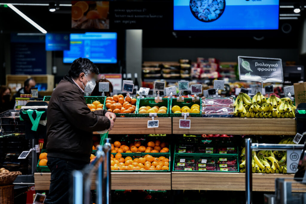 Σε ποια προϊόντα εξετάζει η κυβέρνηση τη μείωση του ΦΠΑ στο 6%