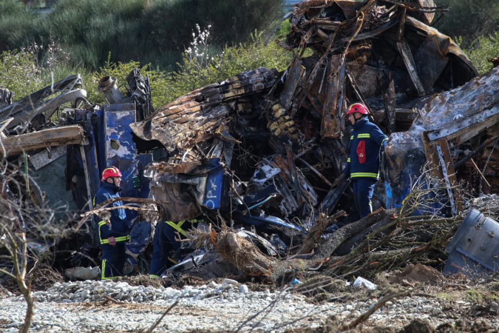 Τέμπη: Οργή στους συγγενείς για το βιολογικό υλικό θύματος που βρέθηκε σε ιδιωτικό οικόπεδο όπου μεταφέρθηκαν μπάζα