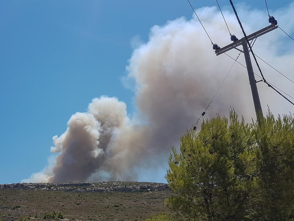 Φωτιά στο Λαύριο: Εκκενώνεται κατασκήνωση