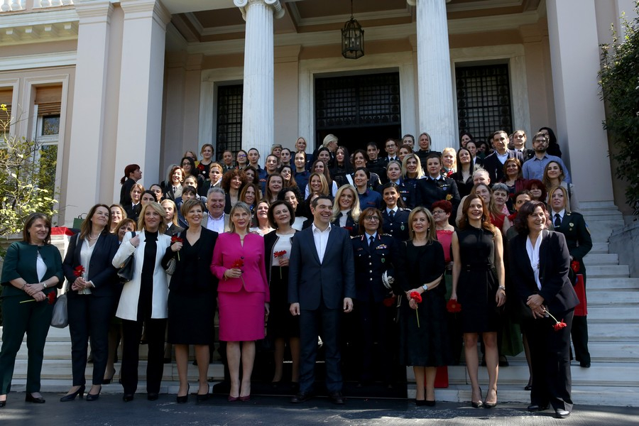 Ο Αλέξης Τσίπρας με 180 γυναίκες