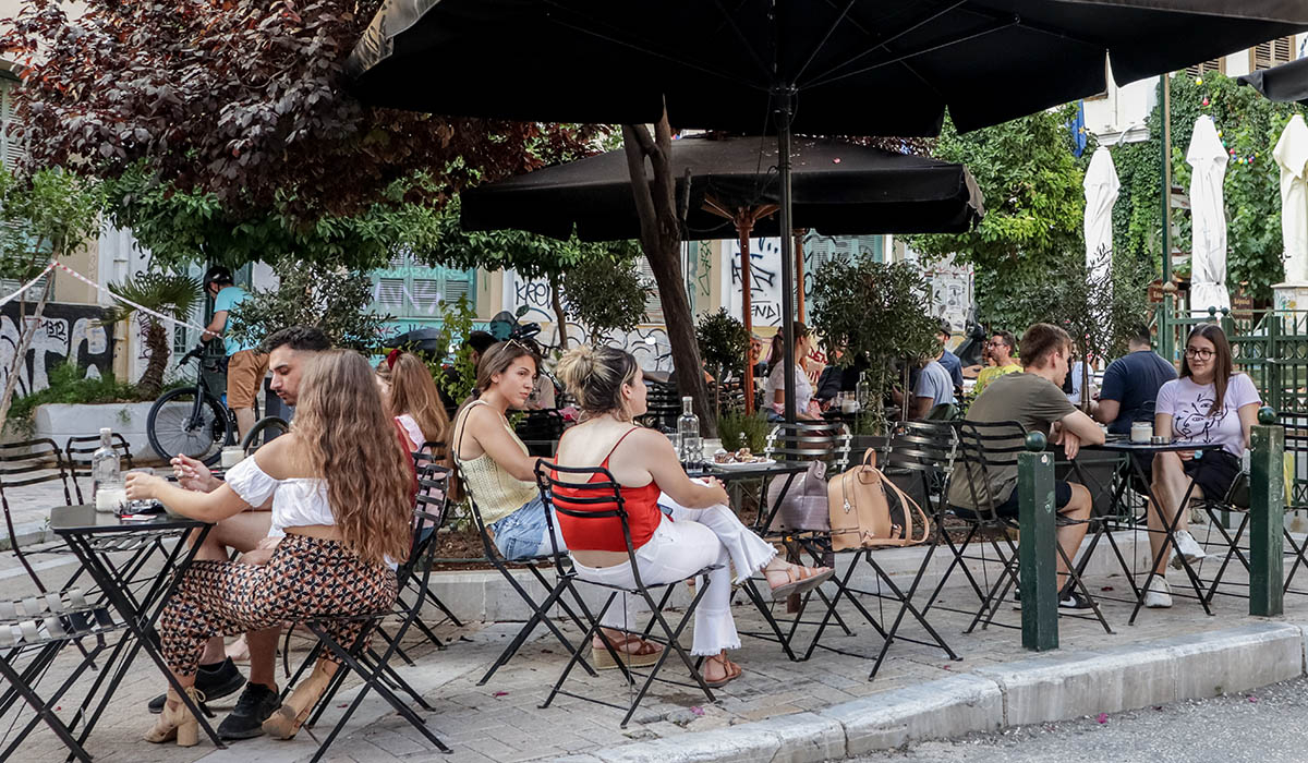 Κανονικά οι ανεμβολίαστοι στους εξωτερικούς χώρους καφέ και εστιατορίων