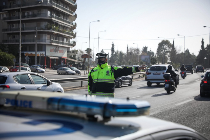 Αλλάζει το όριο, πόσα άτομα επιτρέπονται στο αμάξι από τη Δευτέρα