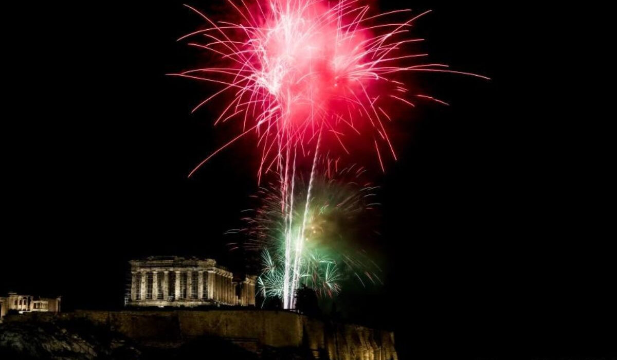 Πρωτοχρονιά: Αθήνα και Θεσσαλονίκη υποδέχθηκαν το 2023 με φαντασμαγορικό θέαμα