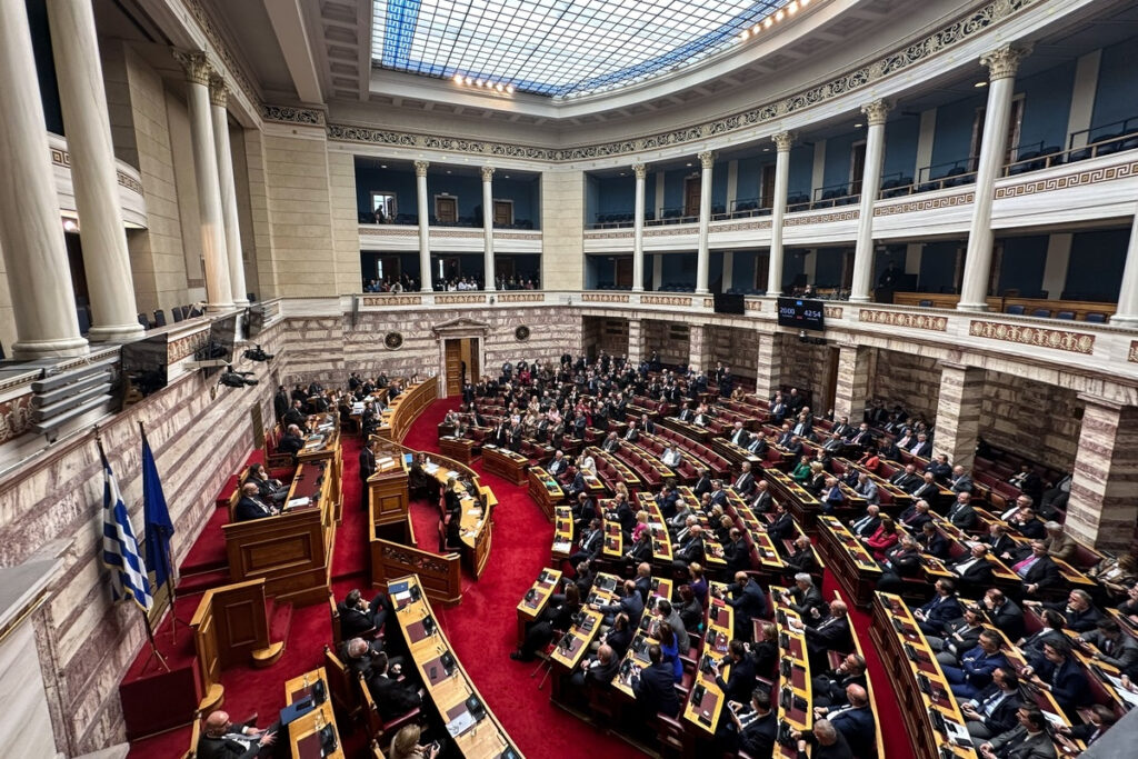 Το φάντασμα των νεοναζί πάνω από τη Βουλή – Η κυβερνητική ρύθμιση, τα κενά και η πρόταση του ΣΥΡΙΖΑ