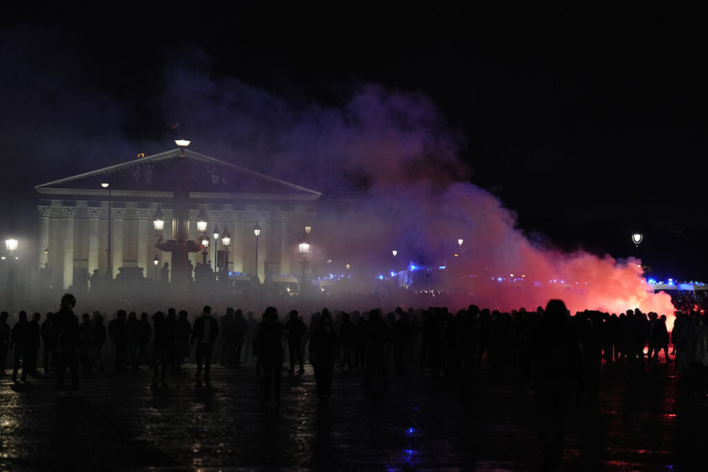 Γαλλία: Οργή κατά του Μακρόν με διαδηλώσεις και πρόταση δυσπιστίας