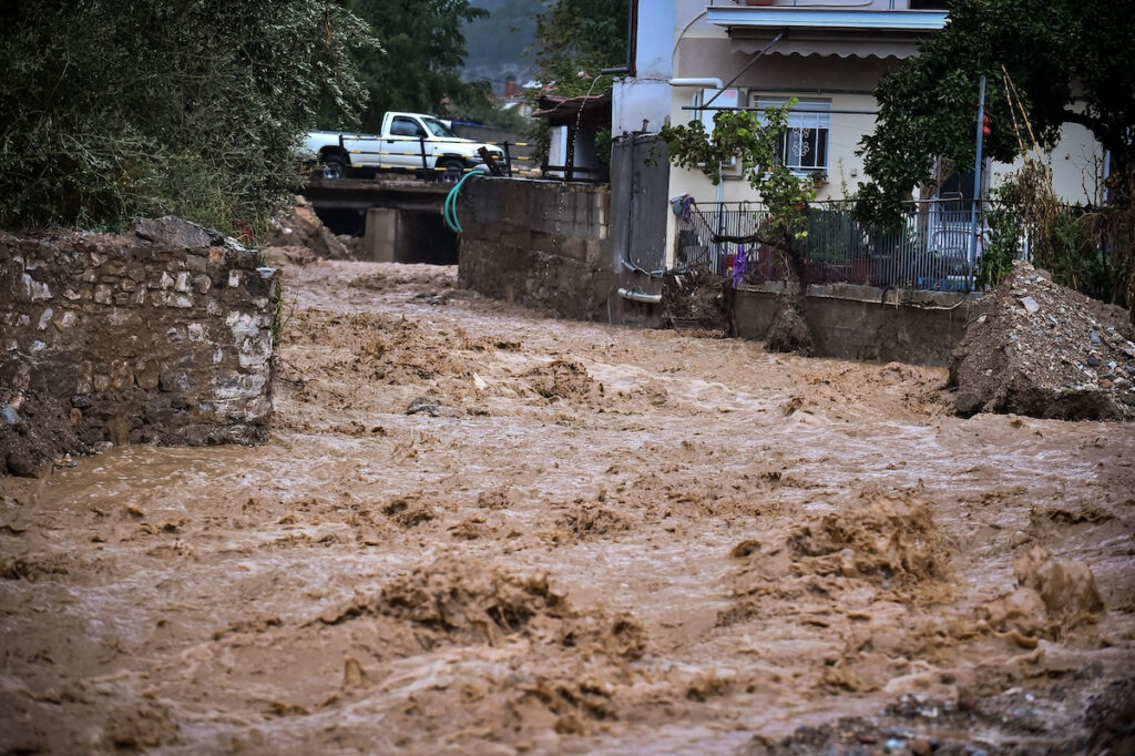 Κακοκαιρία Elias: Νέο «112» στη Λάρισα, εκκενώνονται οι οικισμοί Αρμένιο και Νίκη