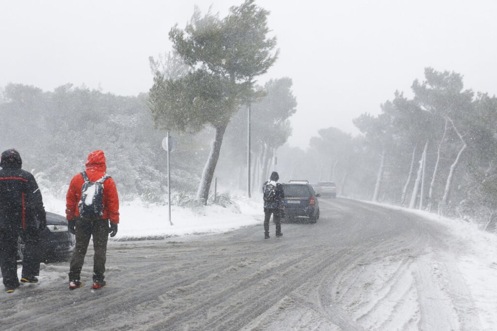 Αιγιάλεια: Επιχείρηση απεγκλωβισμού 30 ατόμων από τα χιόνια – Μια γυναίκα στο νοσοκομείο