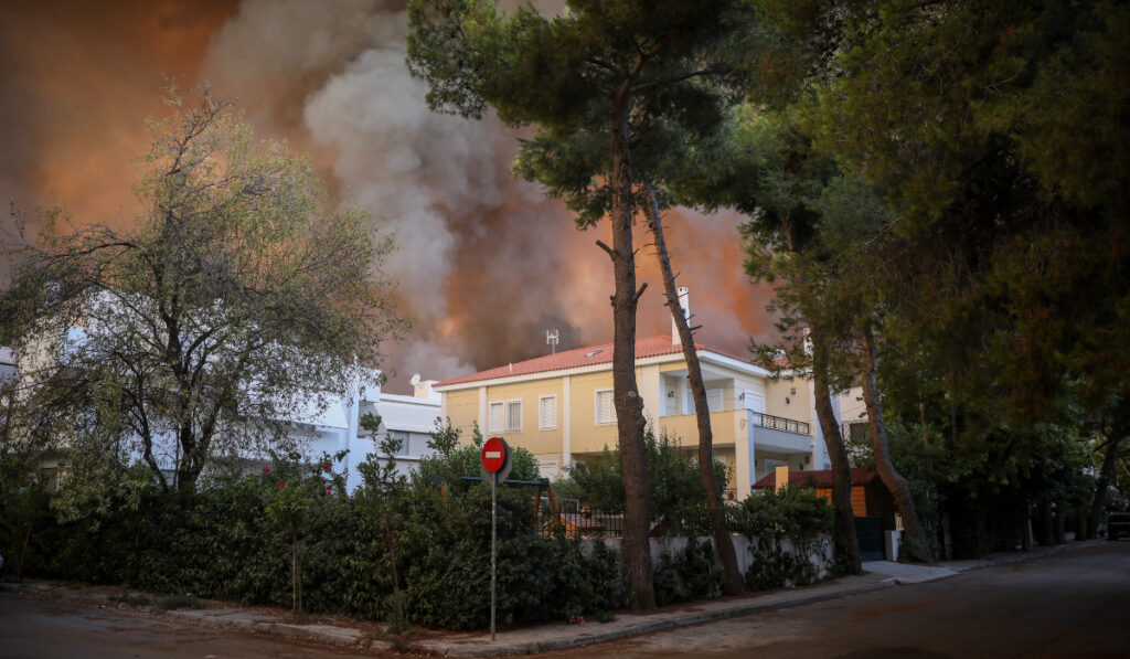 Φωτιά στη Βαρυμπόμπη: 7 τραυματίες – Μεταφέρθηκαν στο νοσοκομείο