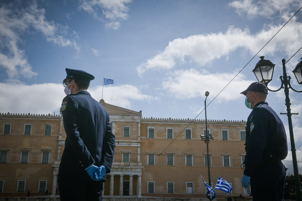 DW: Ενώ η Ευρώπη παραμένει στην αρπάγη του κορονοϊού, η Ελλάδα σιγά-σιγά κερδίζει τη μάχη της