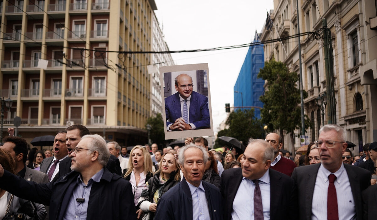 Το «κίνημα της γραβάτας» ξανά στους δρόμους για το φορολογικό νομοσχέδιο