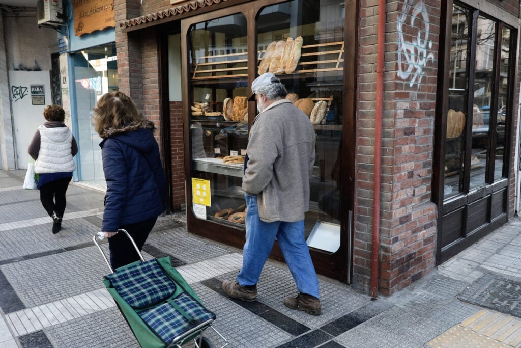 Πώς θα λειτουργεί το πλαφόν σε καύσιμα και ψωμί – Προαναγγελία Γεωργιάδη για βαριά πρόστιμα