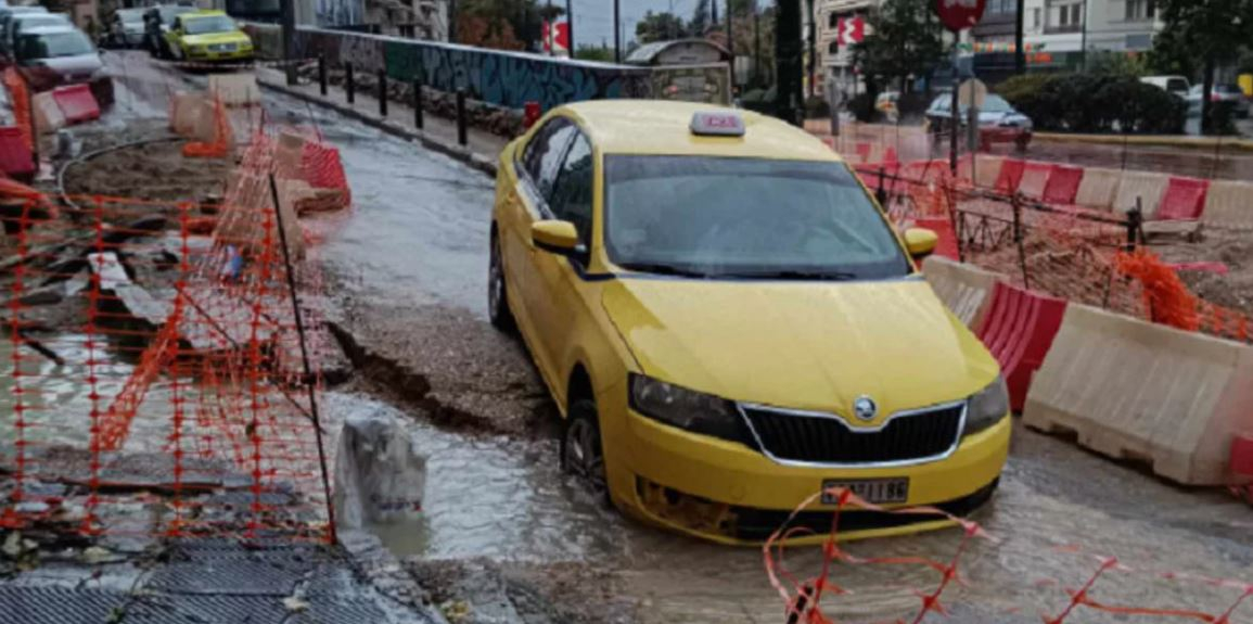 Λεωφόρος Αλεξάνδρας: Υποχώρησε το οδόστρωμα – Έπεσε μέσα ένα ταξί