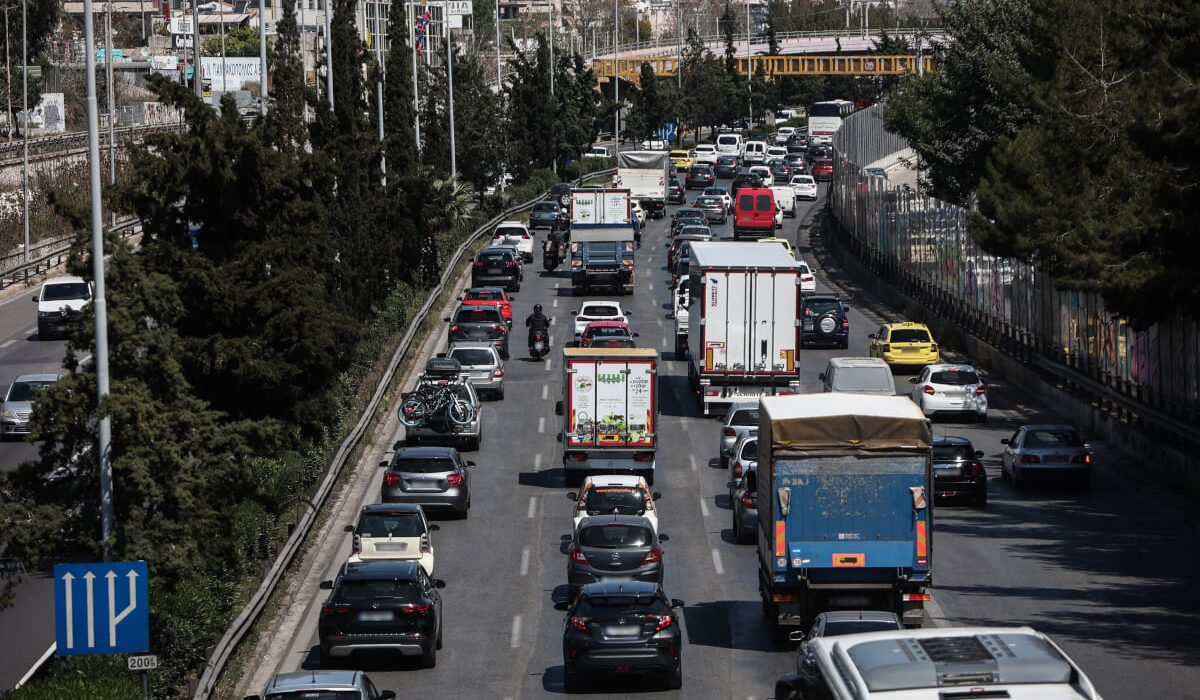 Κίνηση στους δρόμους: Μποτιλιάρισμα στην Αττική Οδό από ανατροπή φορτηγού