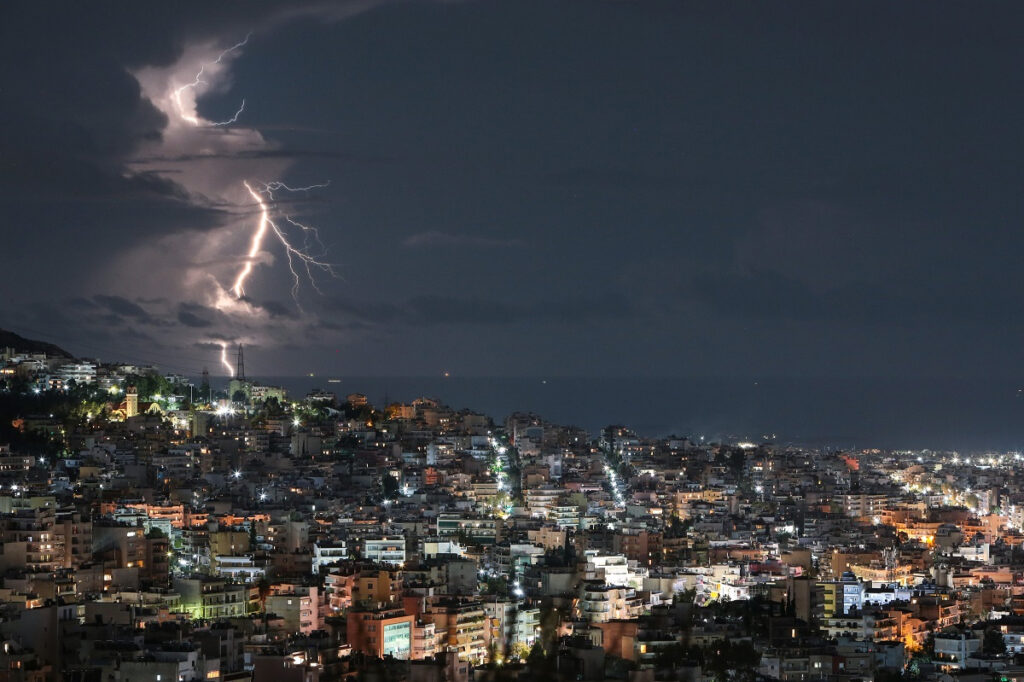 Η κακοκαιρία καταφτάνει με κεραυνούς και χαλάζι: Προσοχή σε αυτές τις περιοχές