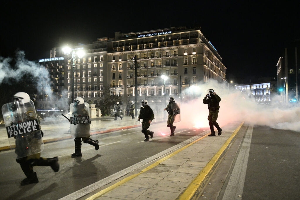 Συλλαλητήριο Σύνταγμα: Επεισόδια με μολότοφ και χημικά στην πορεία για τα Τέμπη