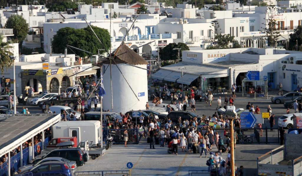 Τα τρία νησιά των Κυκλάδων που επιλέγουν ταξιδιώτες από την άλλη άκρη της Γης